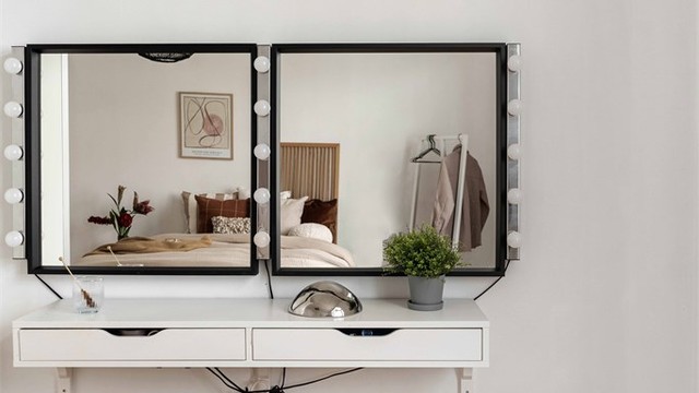 En smart plassering av sminkebord utnytter plassen i rommet effektivt.