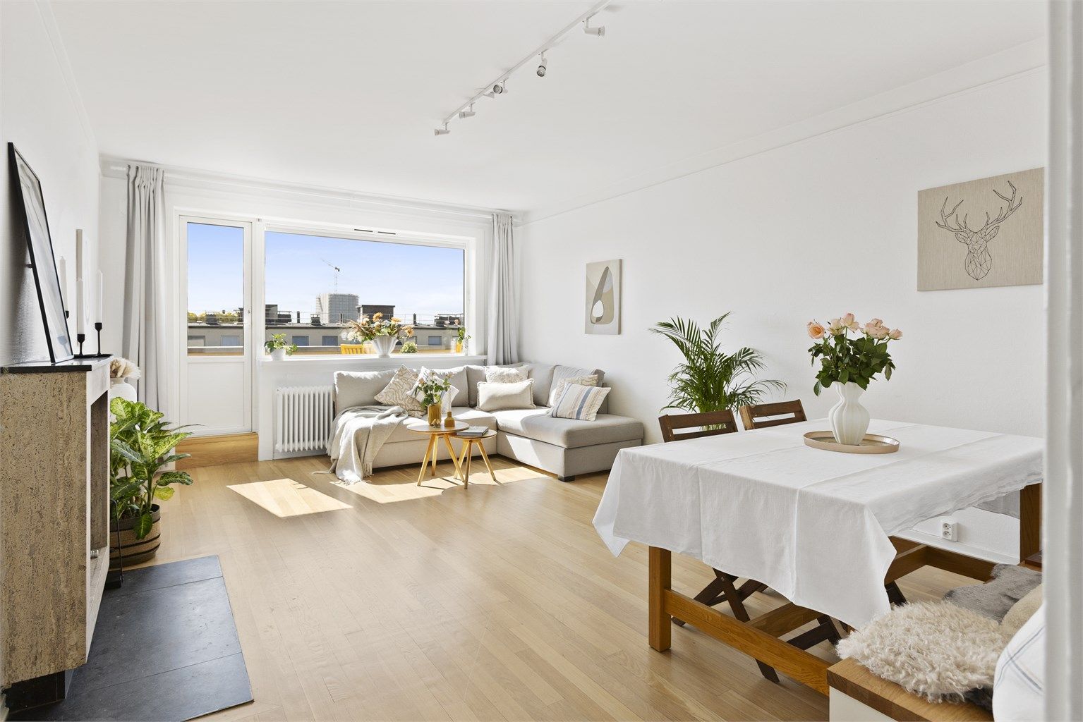 Stuen og spisestuen utgjør et elegant og innbydende allrom med gjennomgående lys og flotte detaljer.