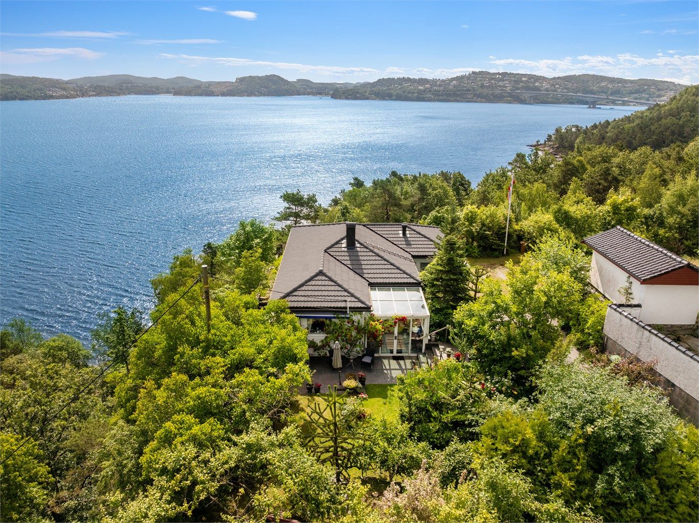 Eiendommen har en sentral og bynær beliggenhet samtidig som den er skjermet som også gir en bolig og hytte følelse i ett. 
