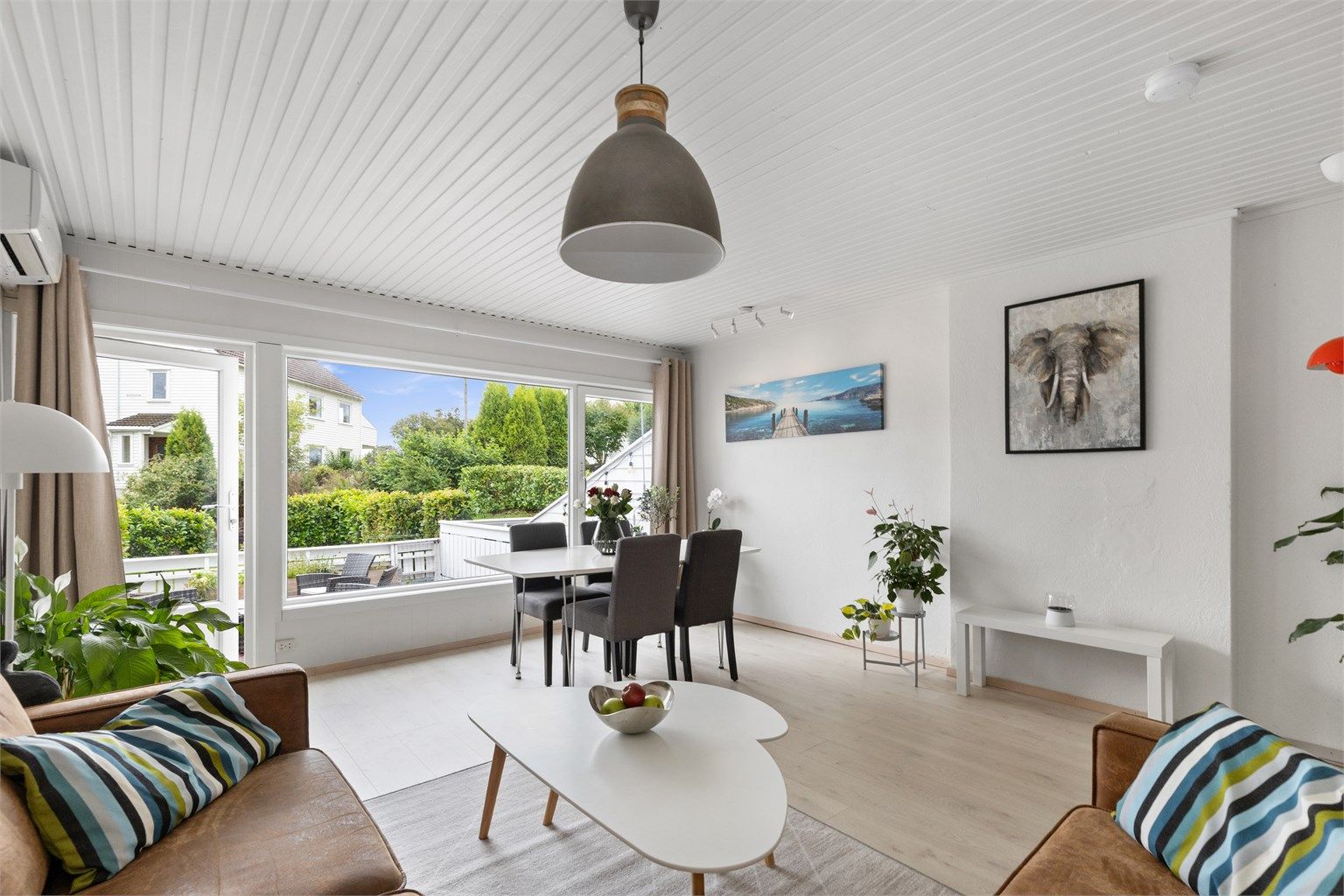 Fra stuen er det utgang til en 26 m² stor terrasse med gode solforhold.
Foto: [Fotograf eller fotofirma]