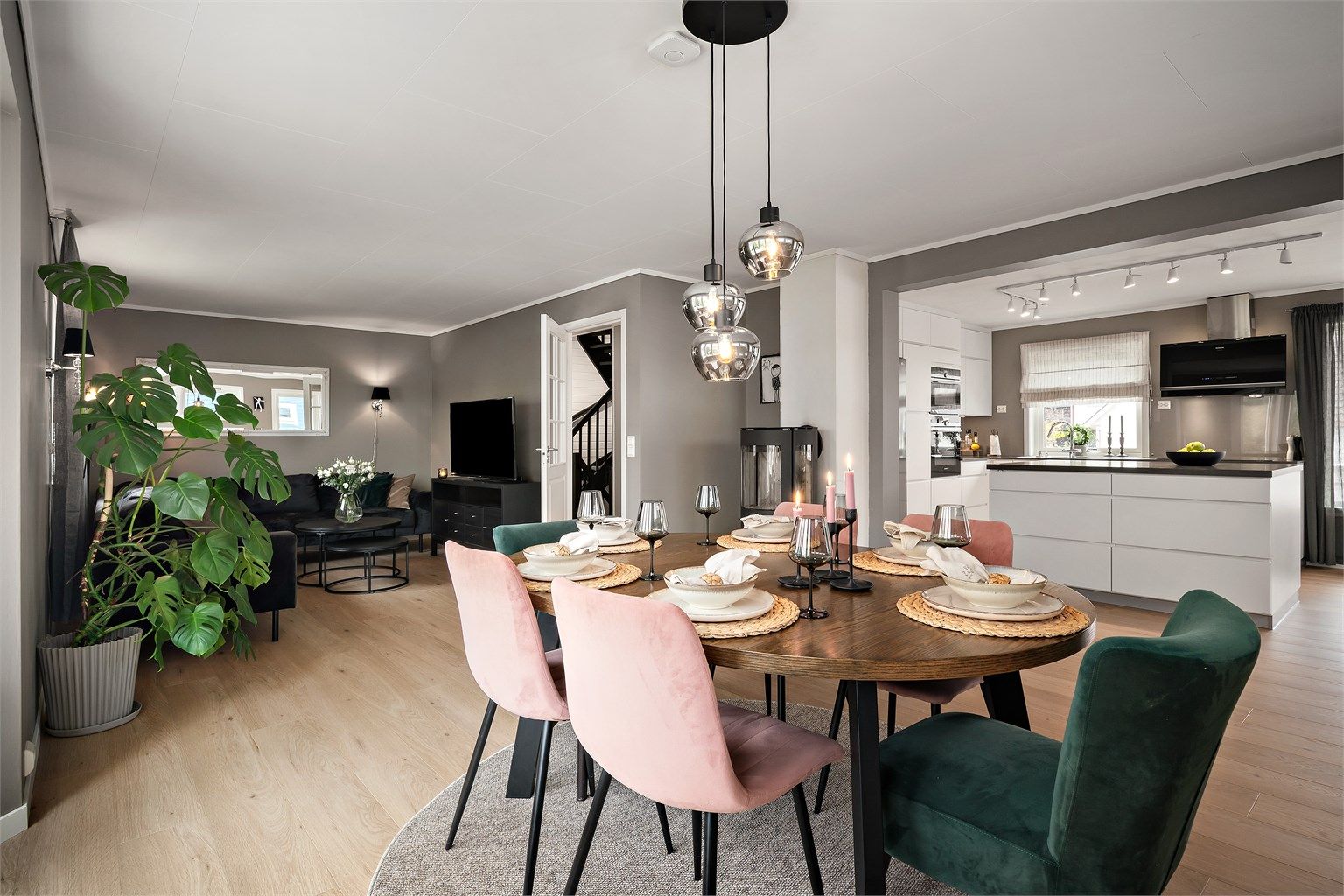 Via vindfang og hall kommer man inn i et romslig oppholdsrom på ca 57m² som kombinerer stue og kjøkken i åpen løsning