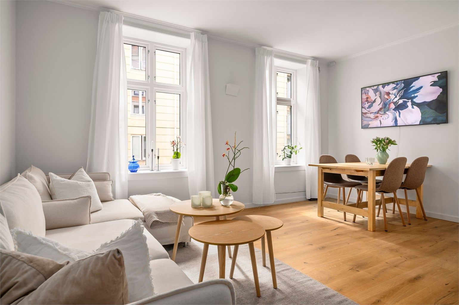 Gjennomgående planløsning med god takhøyde og store vinduer som gir rikelig med dagslys.