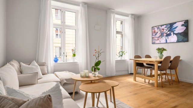 Gjennomgående planløsning med god takhøyde og store vinduer som gir rikelig med dagslys.