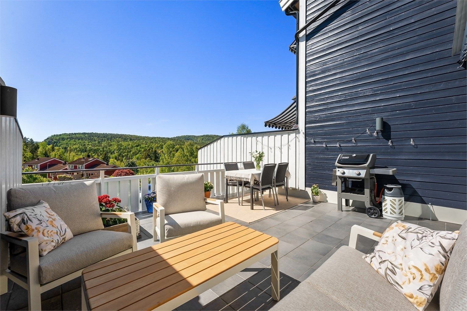 Direkte fra stuen har huset en stor og svært solrik terrasse. Det er en praktisk sportbod under deler av terrassen.