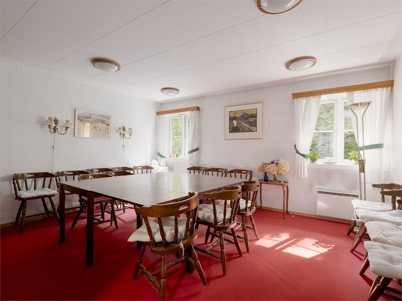 Sameiet disponerer to fellesstuer som kan leies for selskaper eller overnatting.