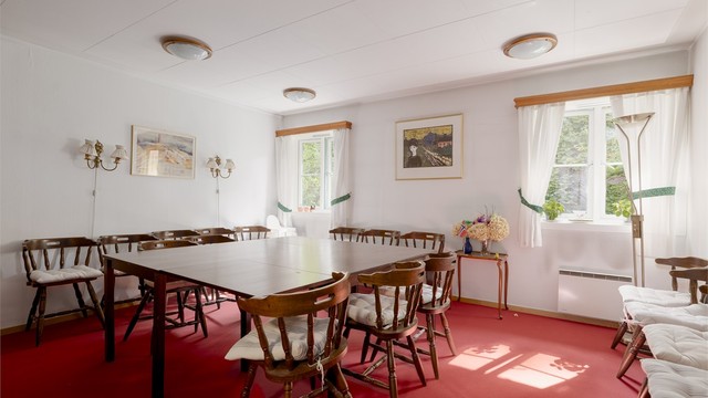 Sameiet disponerer to fellesstuer som kan leies for selskaper eller overnatting.