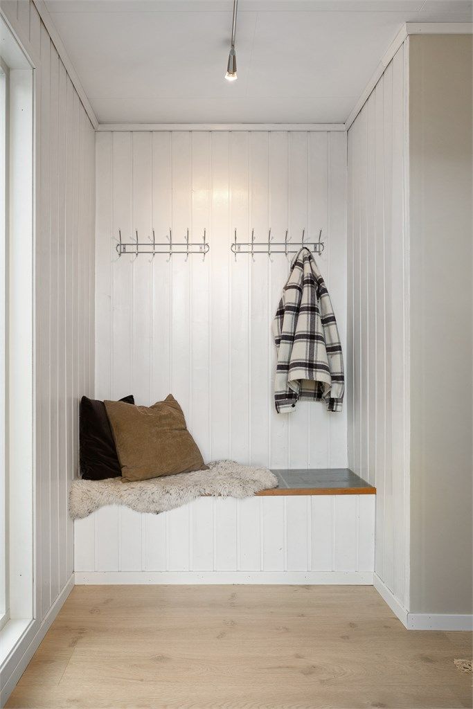 Det første som møter deg er en romslig entré med en praktisk sittegruppe.