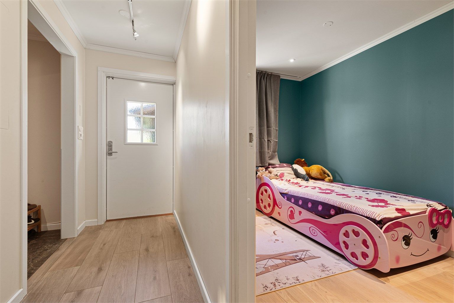 Velkommen inn - Entré med gulvvarme og stor garderobe