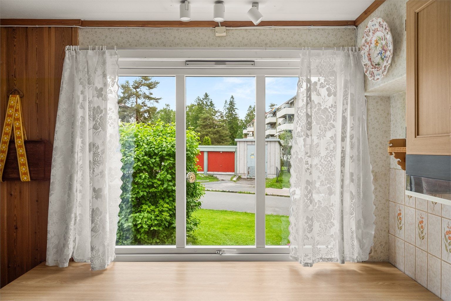 Et stort vindu gir rikelig med naturlig lys inn på kjøkkenet.