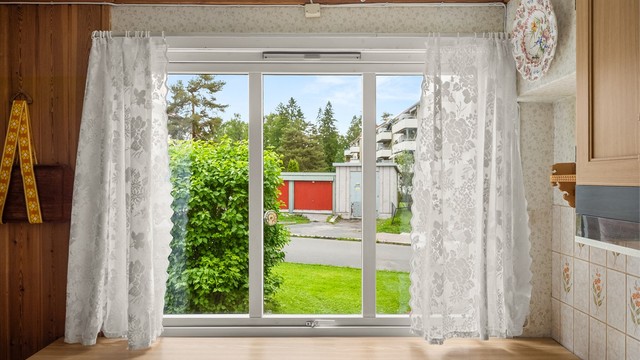 Et stort vindu gir rikelig med naturlig lys inn på kjøkkenet.
