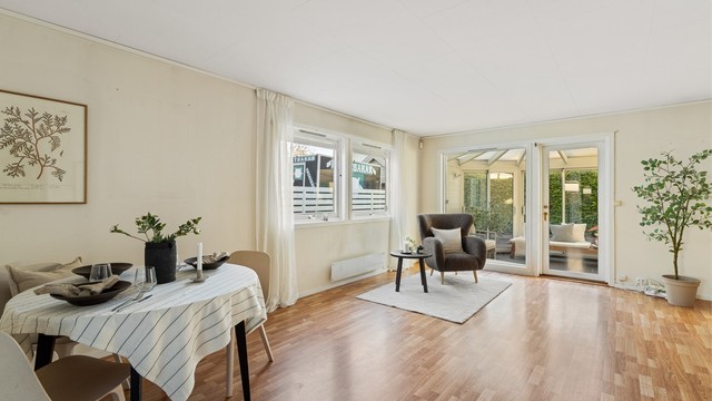 Spiseplassen ligger i direkte tilknytning til kjøkkenet og med utsyn mot hagestuen.