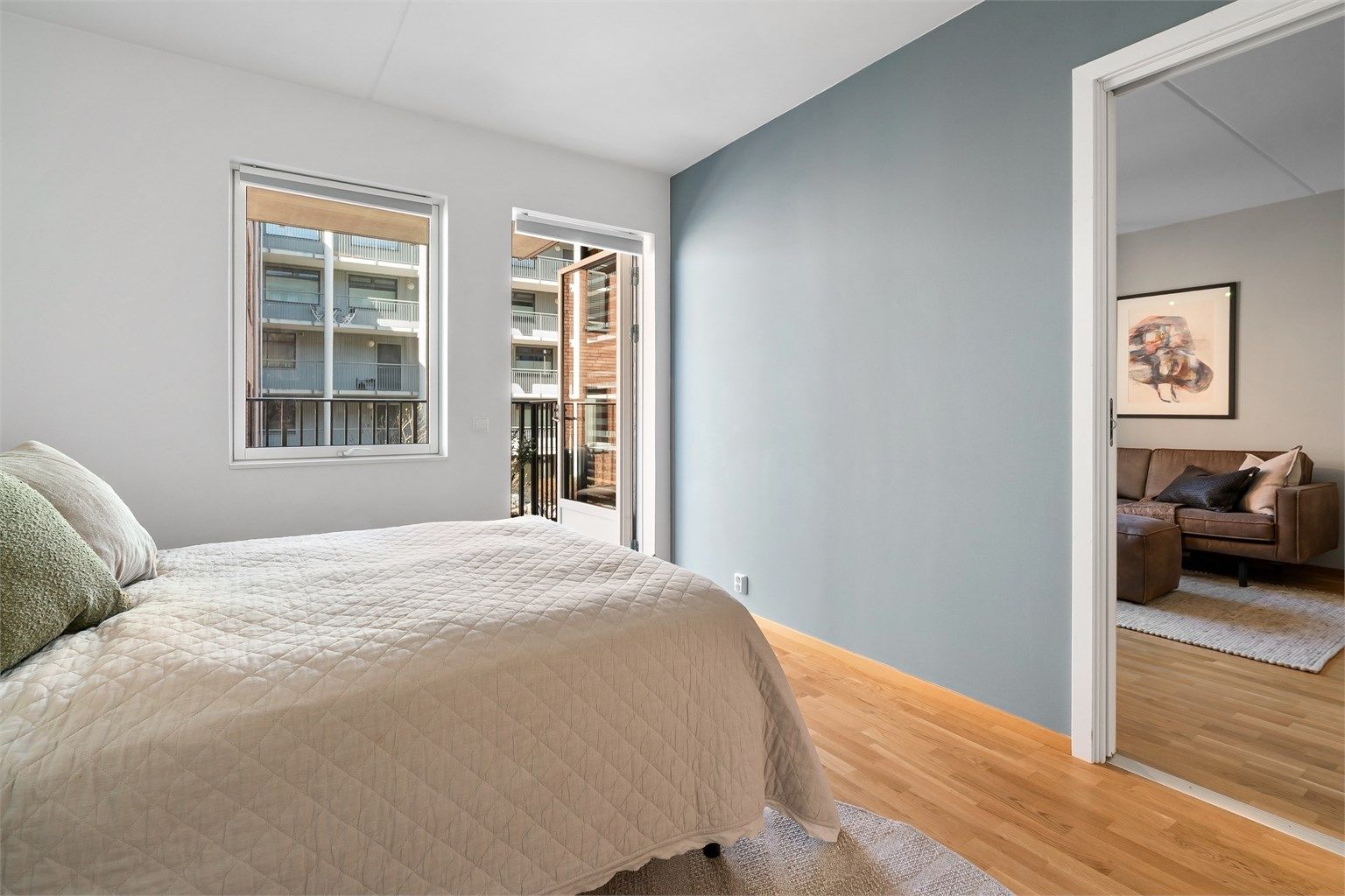 Glatte innerdører og parkett på gulvet binder rommet sammen med resten av leiligheten.