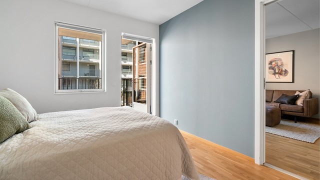 Glatte innerdører og parkett på gulvet binder rommet sammen med resten av leiligheten.