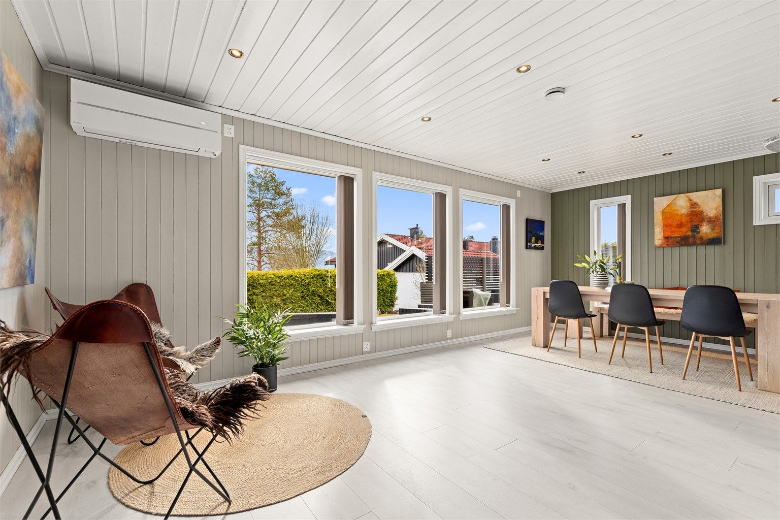 Ved inngangen til stua er det også en hyggelig lesekrok