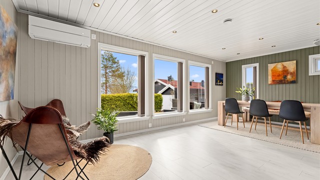 Ved inngangen til stua er det også en hyggelig lesekrok