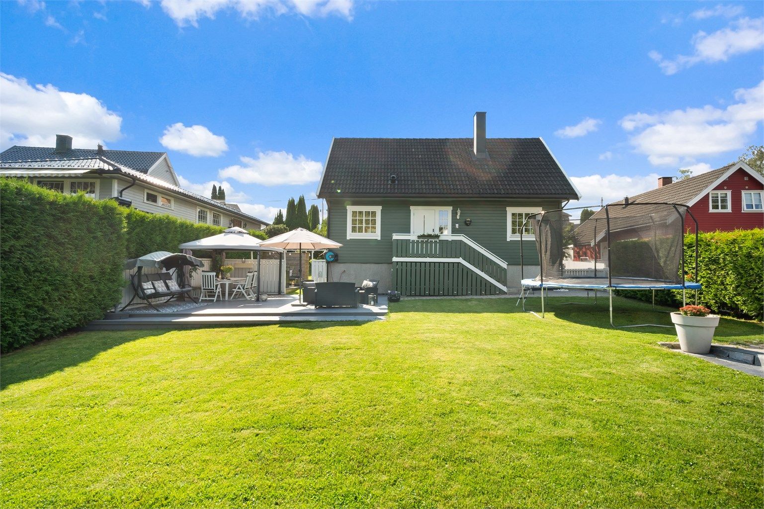 Huset ligger nydelig til på Abildsø og byr på en familievennlig planløsning fordelt over 3 plan.