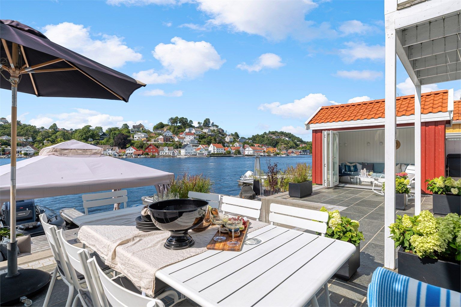 Uteplass med plass for spisebord i vakre omgivelser