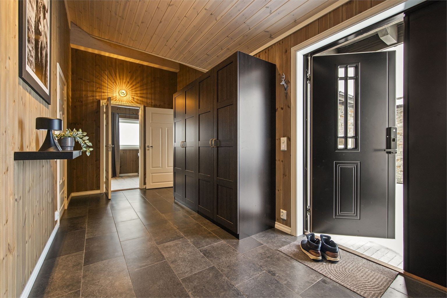 Hall med lekker dobbeldør ønsker velkommen inn!