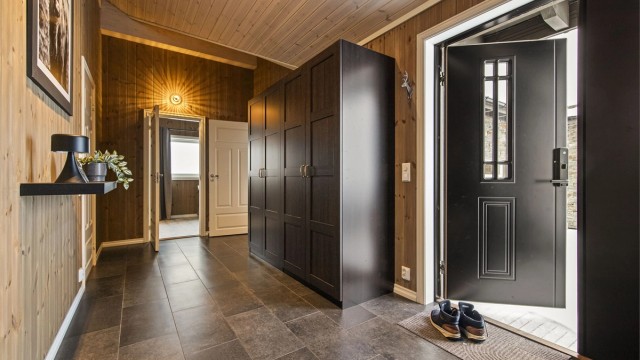 Hall med lekker dobbeldør ønsker velkommen inn!