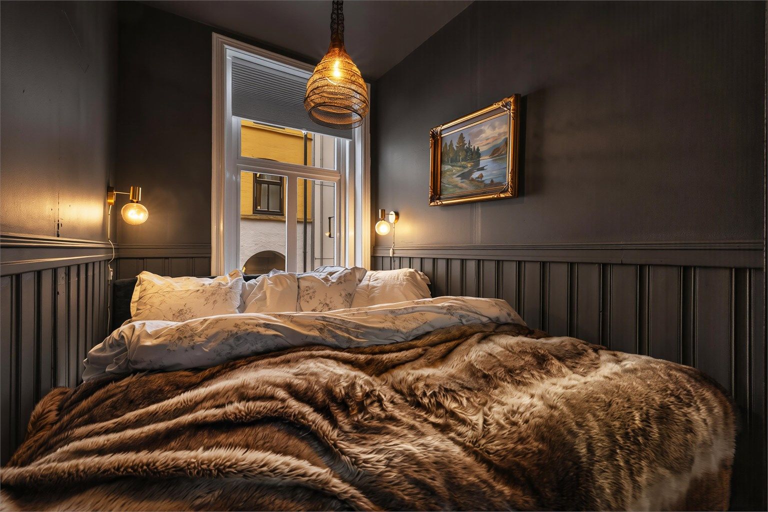 Soverommet vender mot rolig bakgård og har plass til dobbeltseng. Sengen er opphøyet, for praktisk lagring i skuffer på jul under sengen.