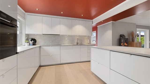 Kjøkken - moderne kjøkkeninnredning montert i 2017 - benkeplate og hvitevarer fra 2022 - godt med skap- og benkeplass - downlights i himling