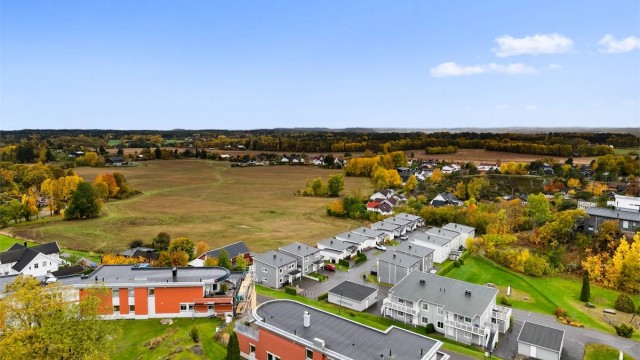 Her bor du med nydelig utsyn over landskapet og området mot vest. Leiligheten har også rikelig med sol/kveldssol.
