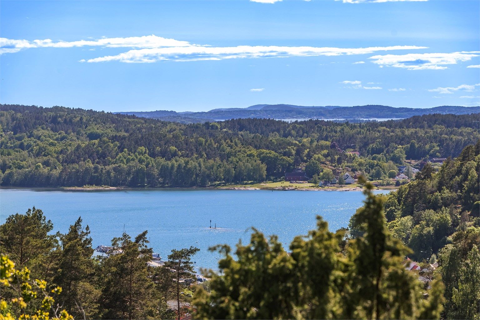 Beliggende usjenert til med utsikt