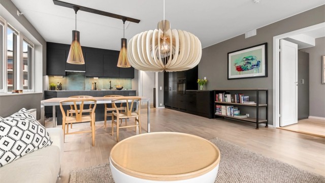 Det er kort vei til Holmen senter, Billingstadsletta med flere butikker, samt større kjøpesenter i Asker og Sandvika. Rett ved leiligheten er det en KIWI butikk for dagligvarehandel