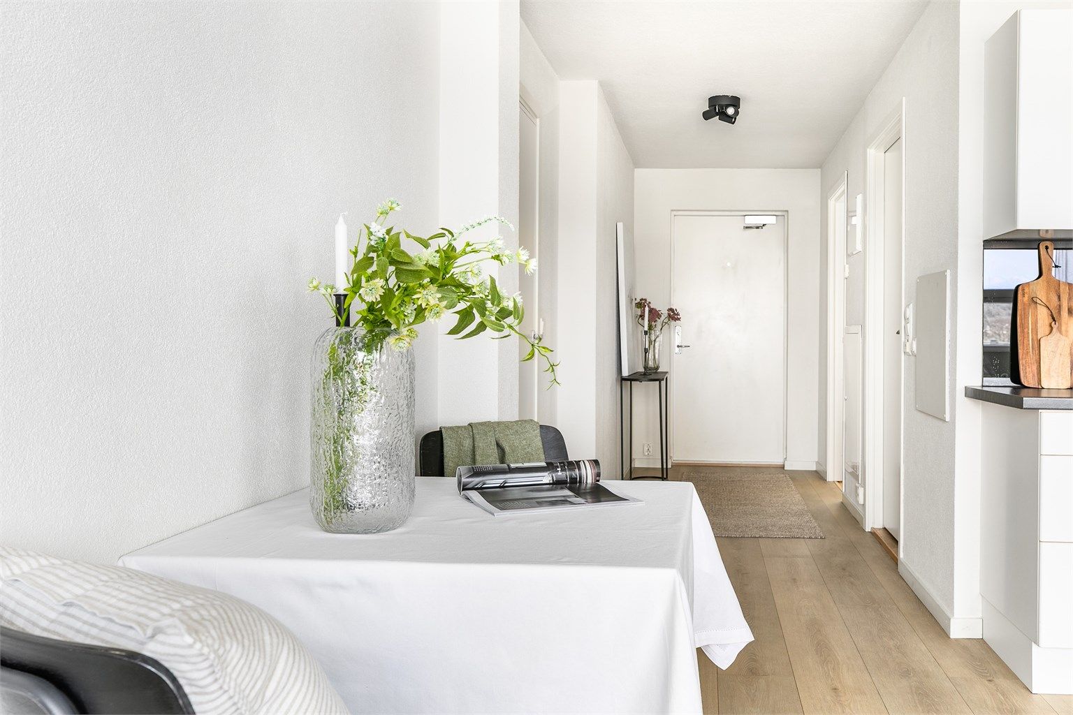 Leilighetens to soverom er samlet omkring entreen, i praktisk nærhet av badet.