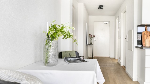 Leilighetens to soverom er samlet omkring entreen, i praktisk nærhet av badet.