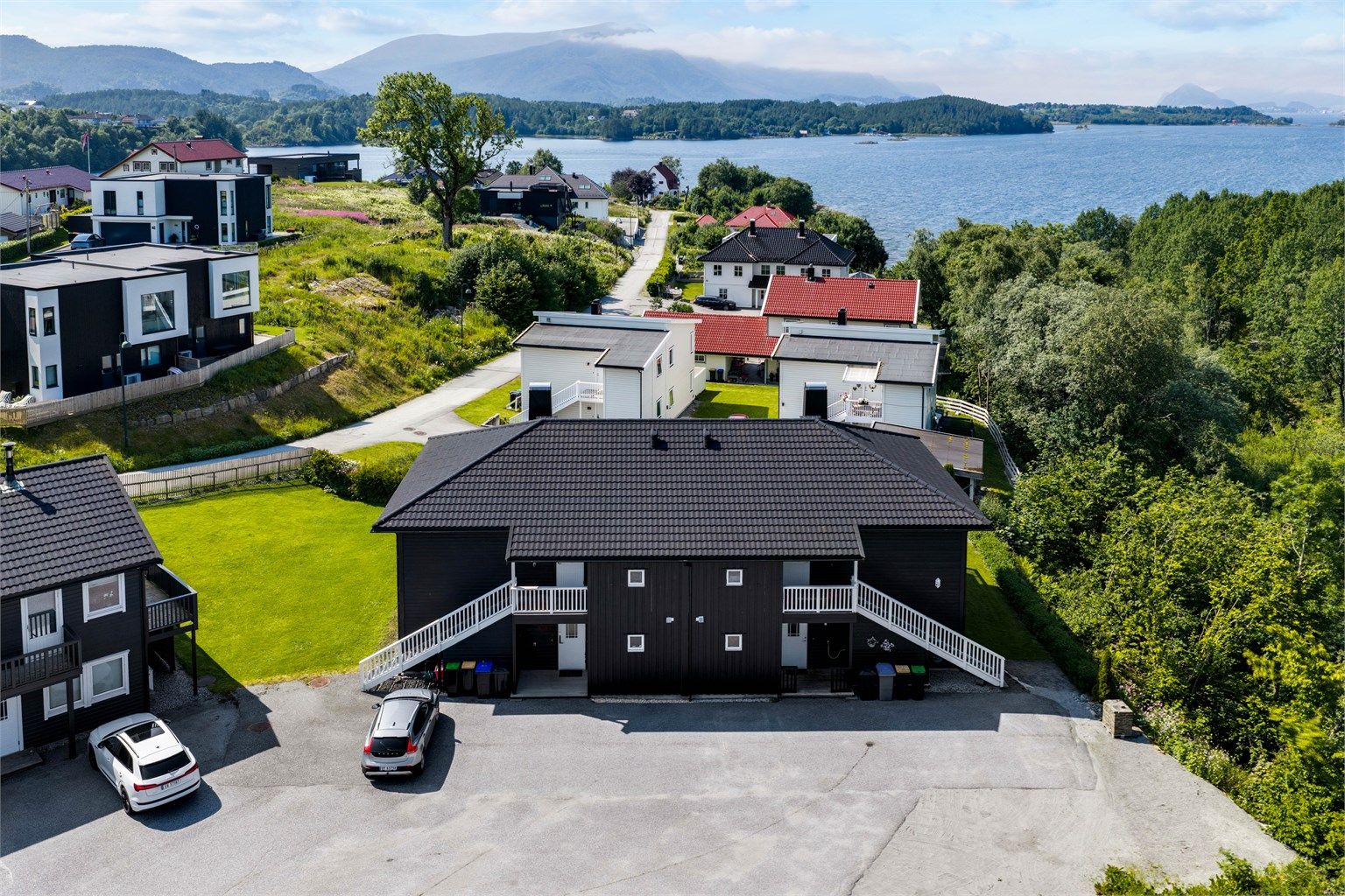 Fra eiendommen er det kort vei til sjøen og flotte friområder.