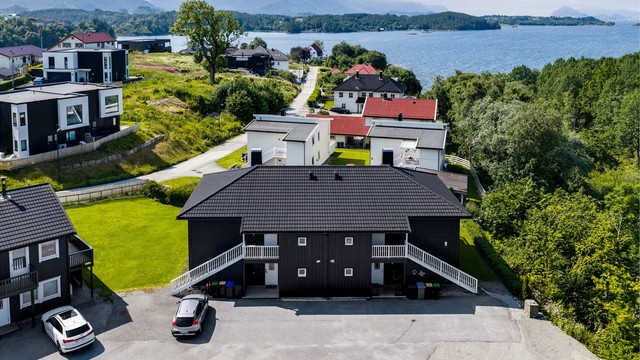 Fra eiendommen er det kort vei til sjøen og flotte friområder.
