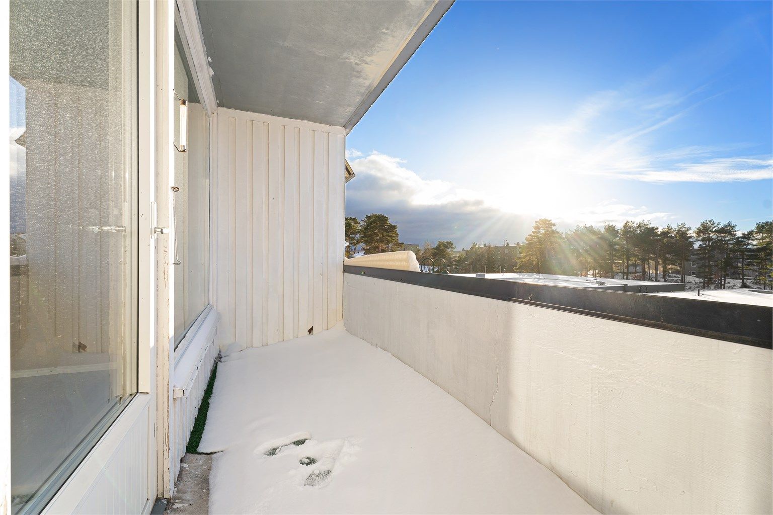 Leiligheten har en hyggelig balkong med gode solforhold. 