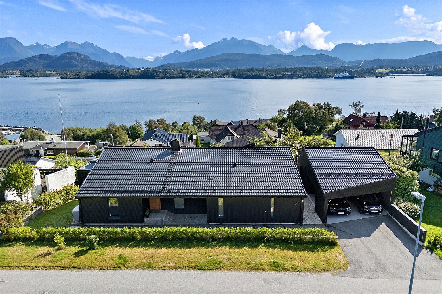 Overbygd inngangsparti med Bovalls ytterdør i eik 