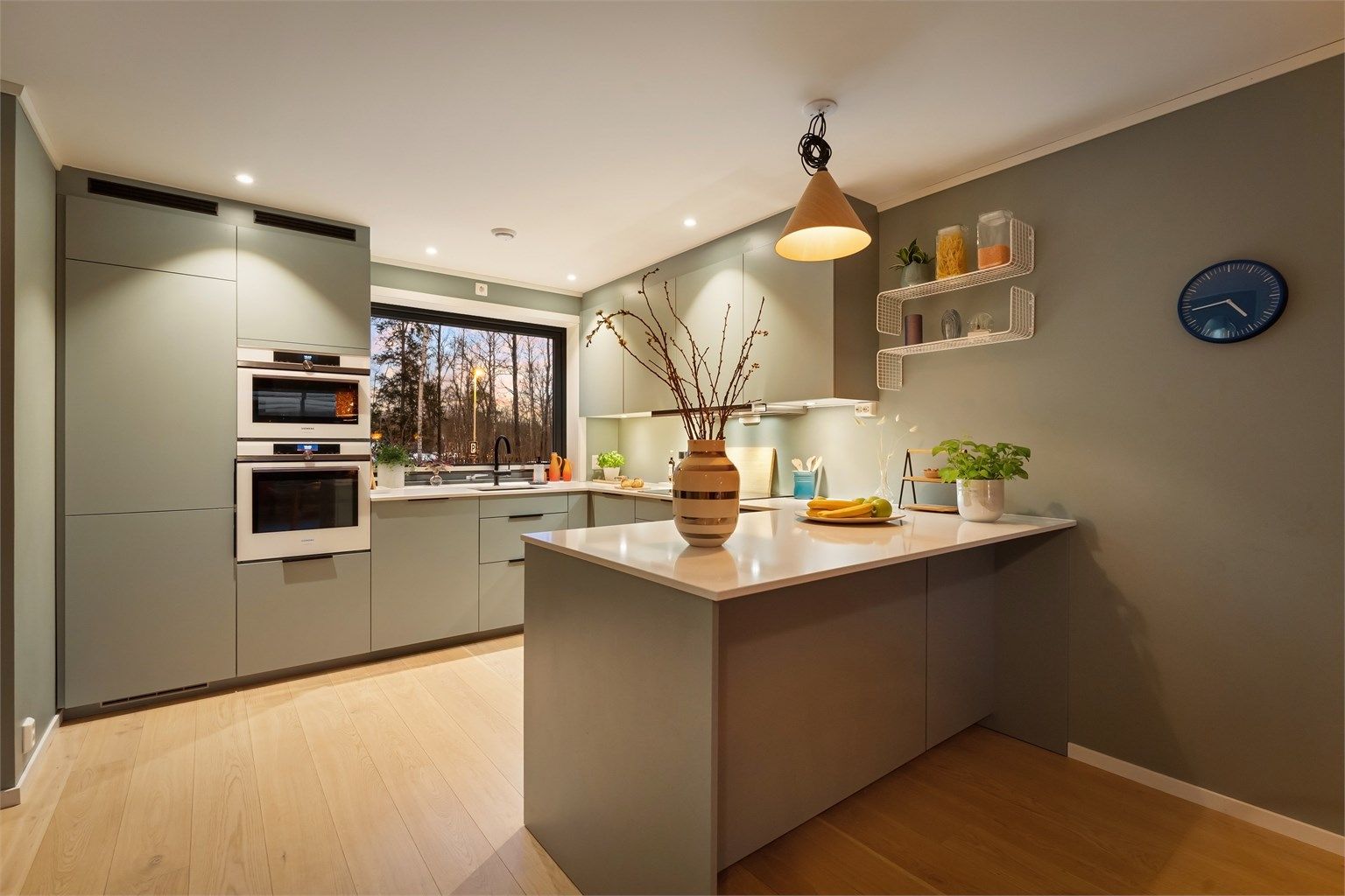 Flott kjøkken med slette fronter på skap og skuffer