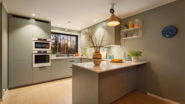 Flott kjøkken med slette fronter på skap og skuffer