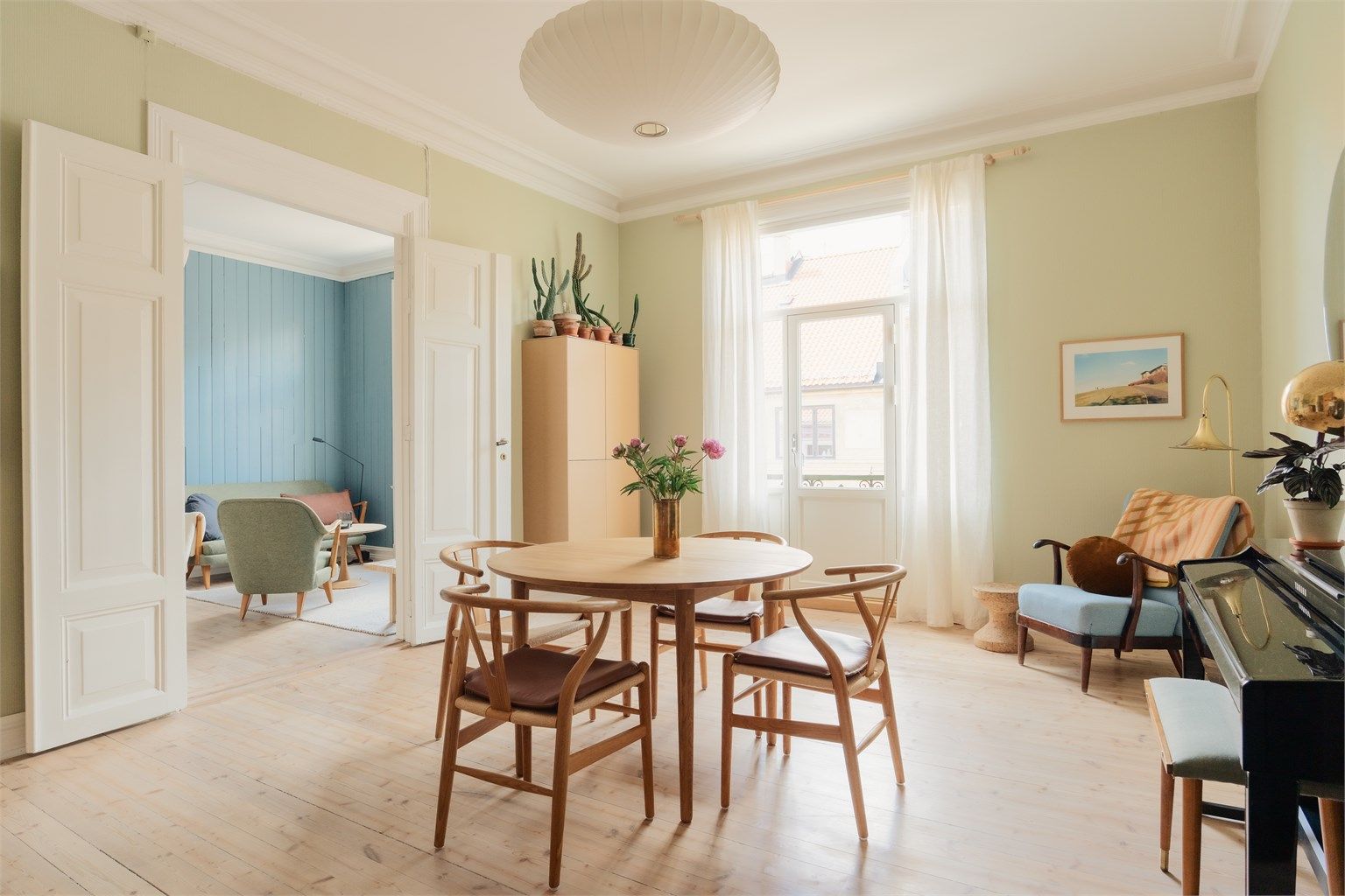 Velkommen til Thereses gate 4B! Dette er en lys og stilig 3-roms med gjennomgående planløsning.