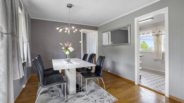 Spisestuen ligger praktisk plassert i tilknytning til kjøkkenet.