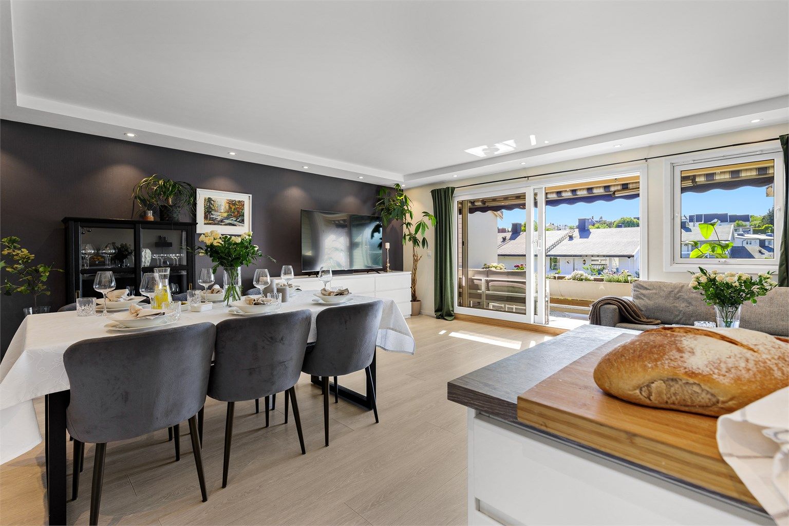 Stuen er lys og innbydende med store vindusflater som slipper inn rikelig med dagslys. Her er det utgang til en stor vestvendt balkong.