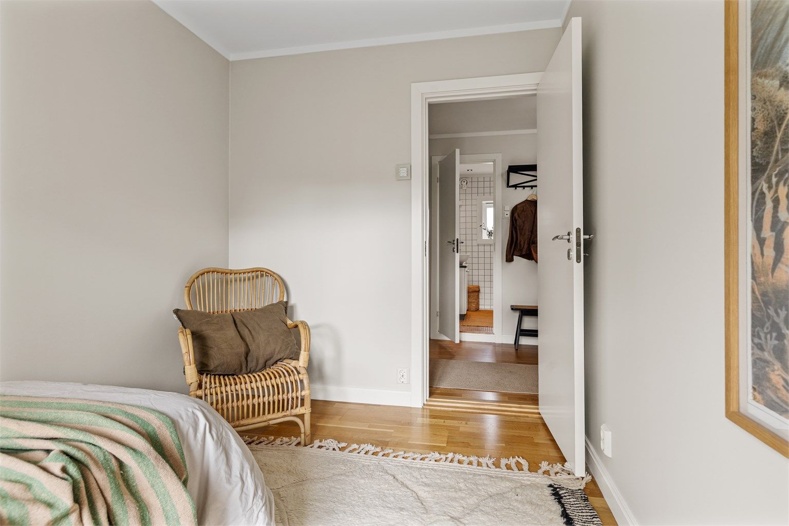 Rommet har stort vindu som gir gode lysforhold, og downlights i himling som gir godt med lys