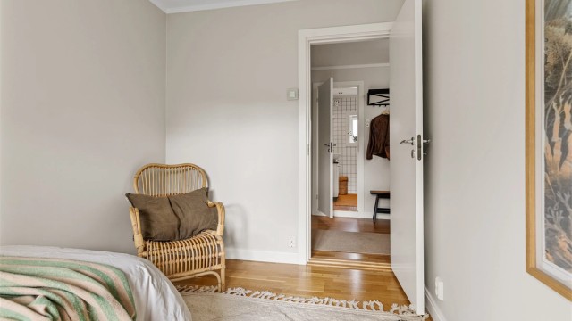 Rommet har stort vindu som gir gode lysforhold, og downlights i himling som gir godt med lys