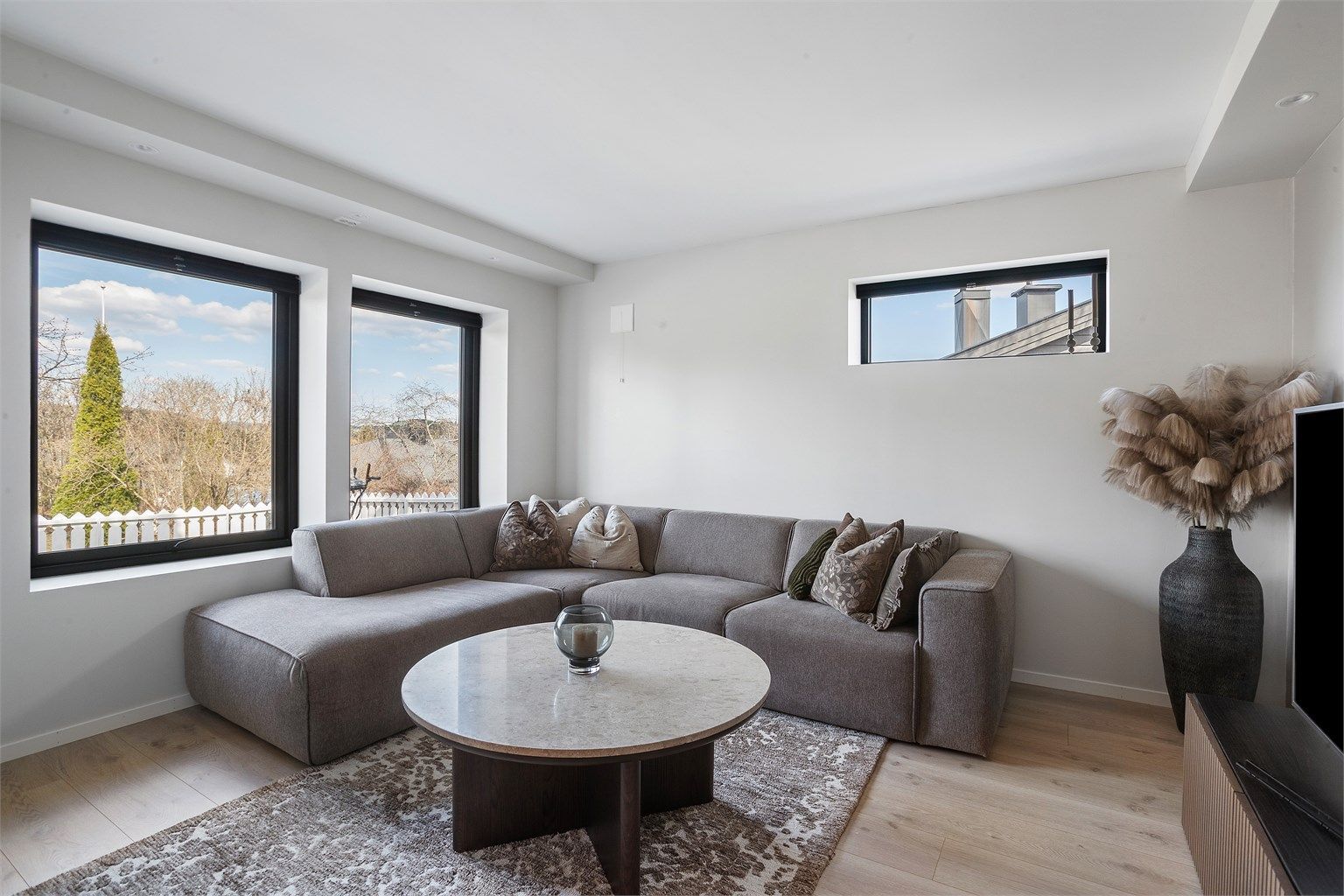 Stuen er arealeffektiv, med plass til en komfortabel sofakrok.