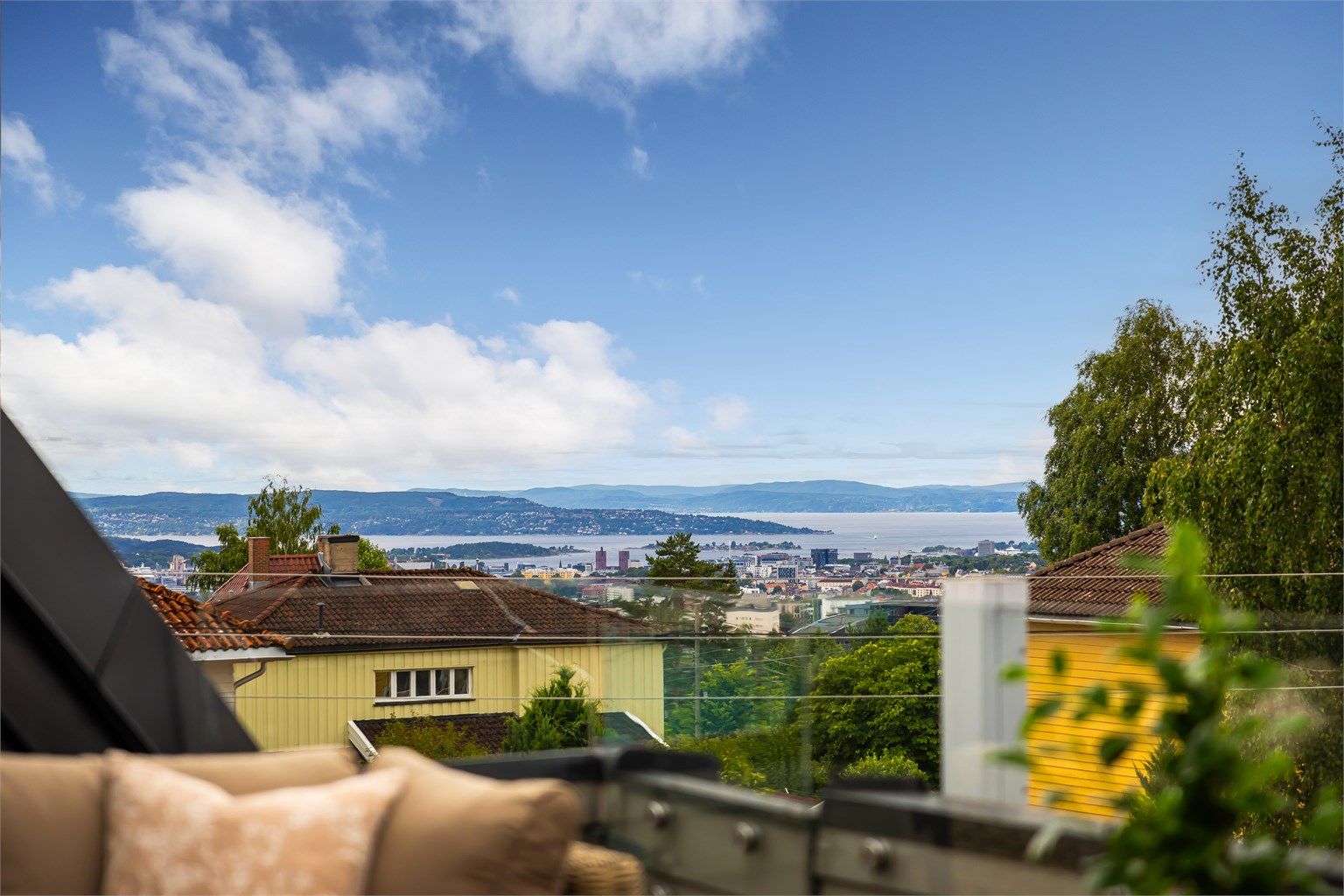 Boligen har en sjelden utsiktsbeliggenhet på kanten av Grefsenplatået, med vidstrakt utsyn mot blant annet Oslofjorden, Holmenkollen og Ekeberg