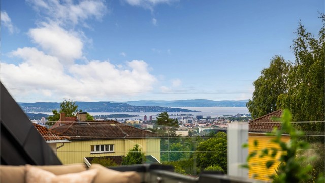 Boligen har en sjelden utsiktsbeliggenhet på kanten av Grefsenplatået, med vidstrakt utsyn mot blant annet Oslofjorden, Holmenkollen og Ekeberg