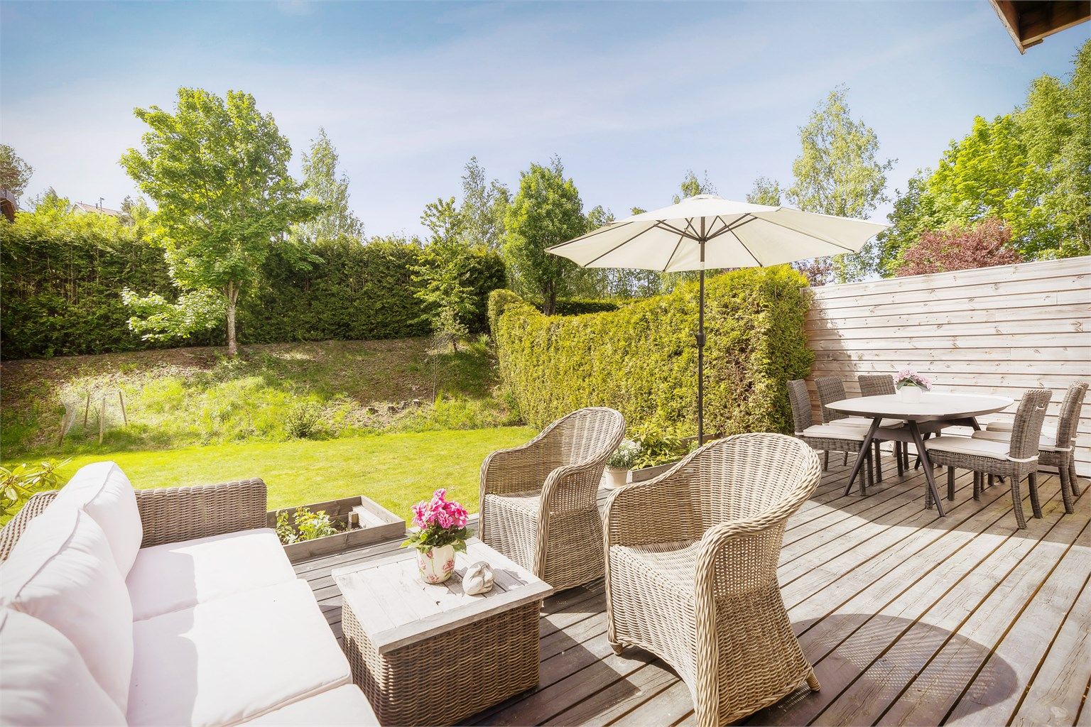 Her er det god plass til flere sittegrupper hvor du kan nyte lange dager i solen