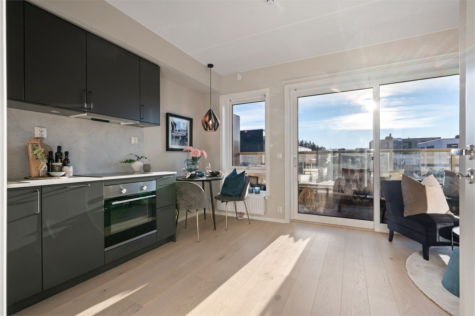 Store vindusflater og en fin takhøyde sørger for rikelig med lysinnslipp og bidrar til en lys og luftig atmosfære i boligen. 