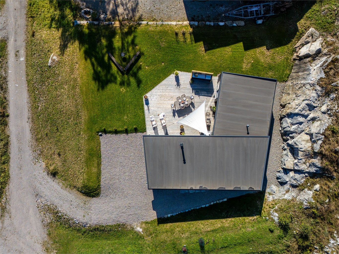 Oversiktsbilde som viser hyttas plassering i forhold til terrenget og adkomstvei.