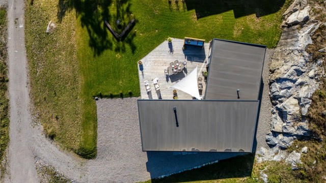 Oversiktsbilde som viser hyttas plassering i forhold til terrenget og adkomstvei.