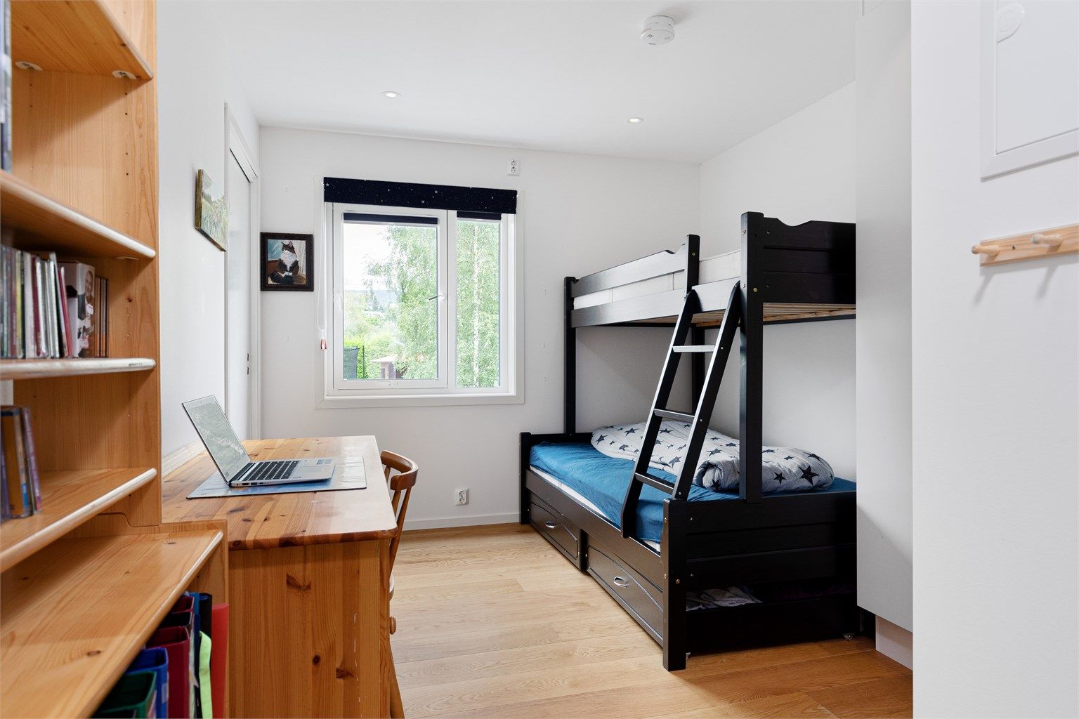 Soverommet er på hele 10 kvm., og har en praktisk bod/teknisk rom ved siden av adskilt med skyvedør