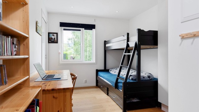 Soverommet er på hele 10 kvm., og har en praktisk bod/teknisk rom ved siden av adskilt med skyvedør